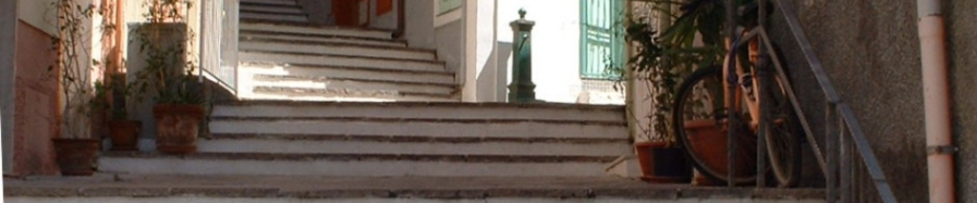 Perdersi nei vicoli di Carloforte e mangiare seduti davanti ad un piatto cucinato con il tonno