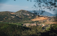 L' atmosfera del Villaggio Normann e il mare al tramonto dal suo belvedere