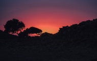 Un tramonto rosso in spiaggia o sotto il Nuraghe di Seruci